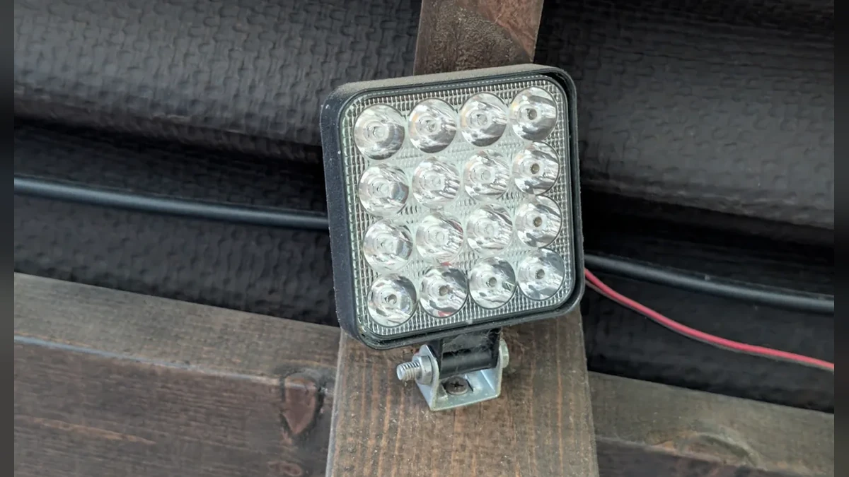 筆者の作業場の梁に金具で取り付けた四角いLEDライト