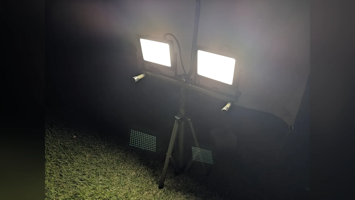 筆者が使用する2灯の三脚式LED作業灯を点灯した様子