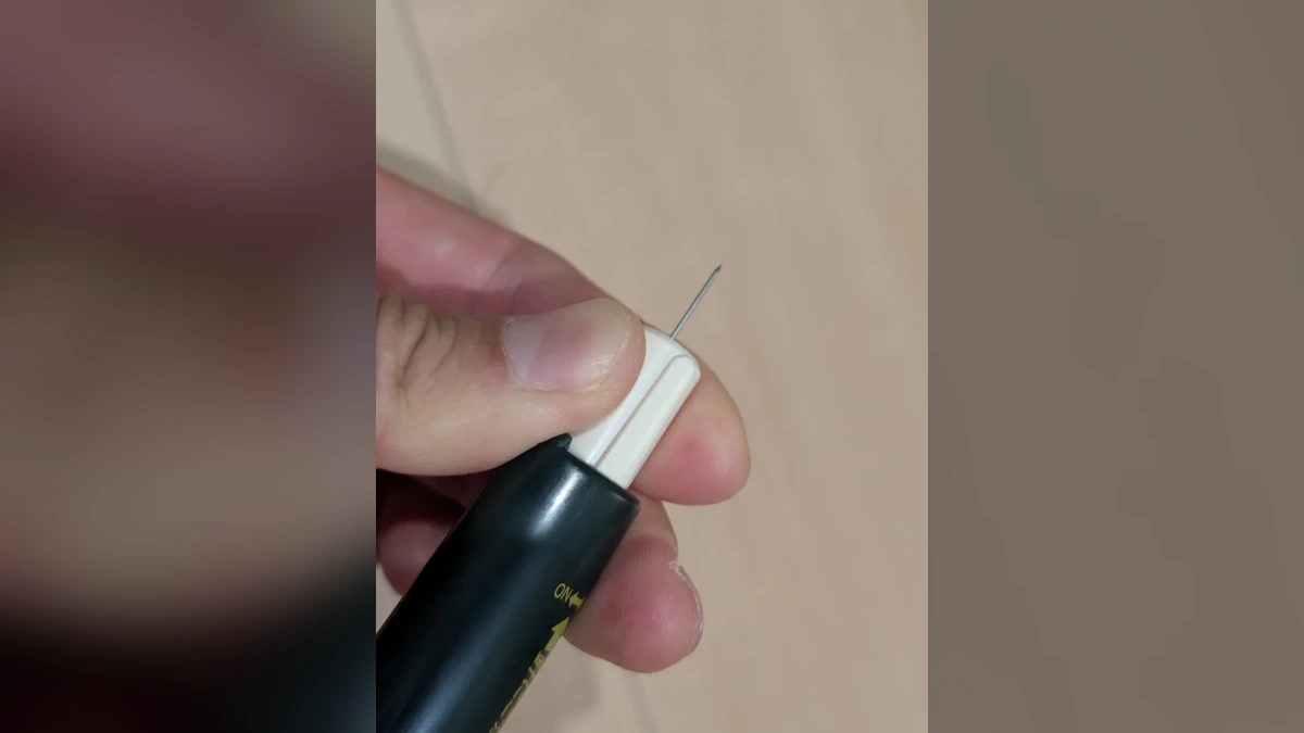 筆者所有のONE-PUSHの先端部分を押して針を出した接写