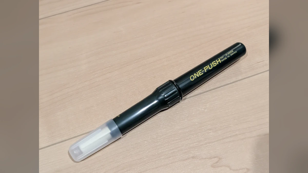 筆者所有の黒い針式下地探し。本体にONE-PUSHと印字され、透明キャップが付いている