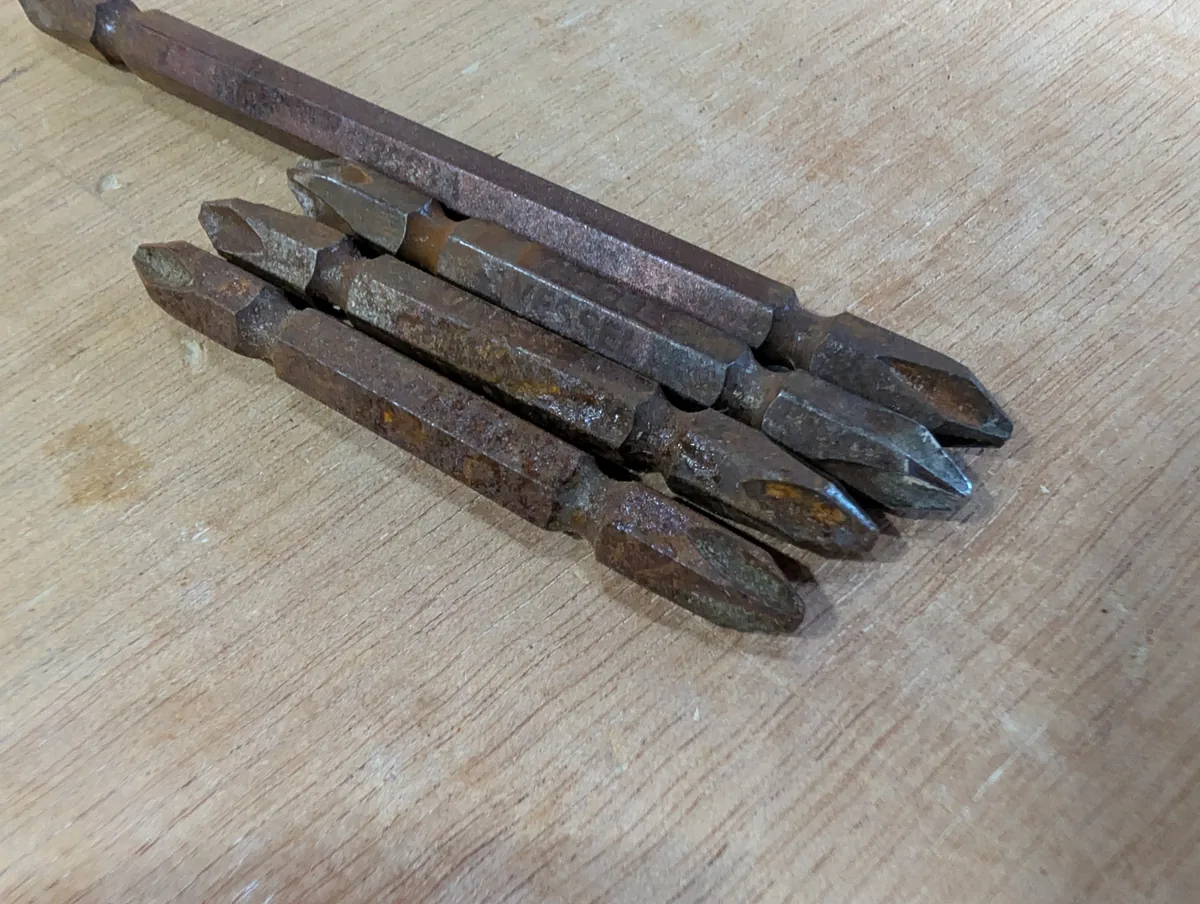 筆者が木工作業で保管していたサビと摩耗のあるドライバービット