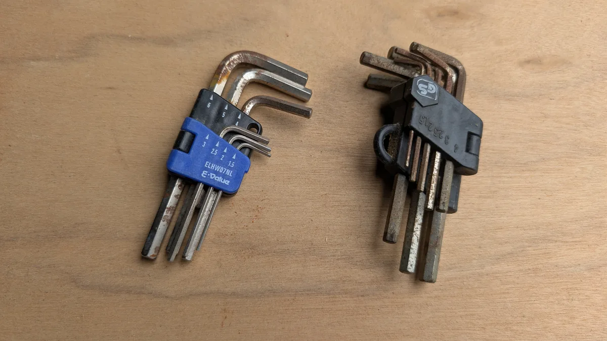 筆者所有のE-Value ELHW09NLと手持ちの別の六角棒レンチセット