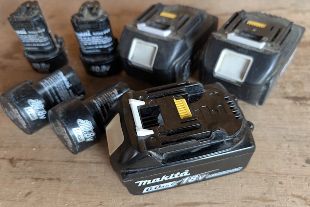 筆者が作業場で使ってきたマキタ純正BL1860Bと複数の充電工具用バッテリー