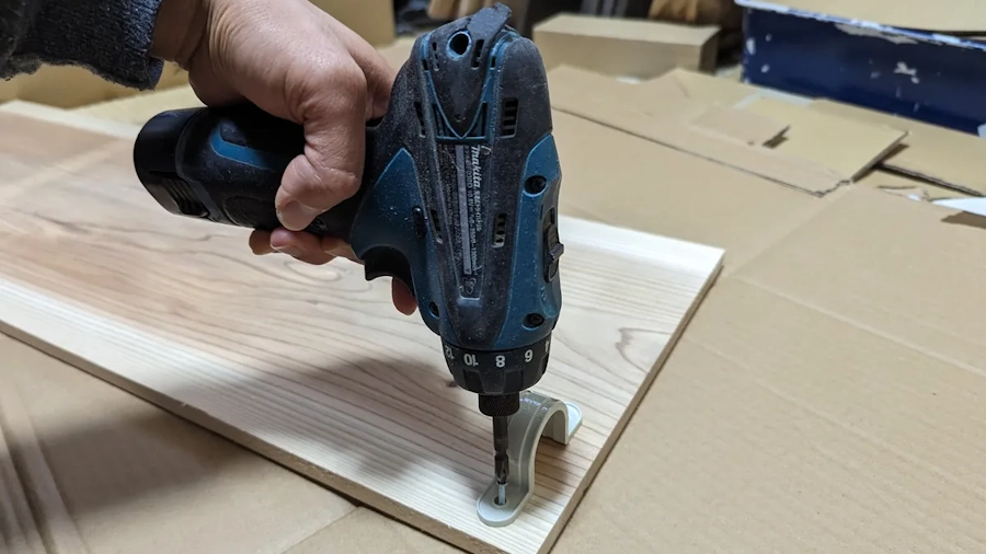 マキタDF030DWSPで家具金具をネジ締めしている実機写真