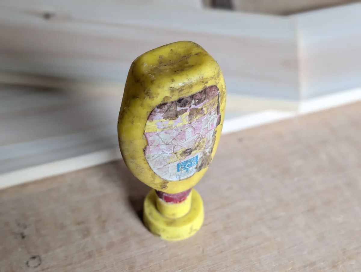 筆者がダボ接合などの木工作業で使っているセメダイン木工用速乾の小型ボトル