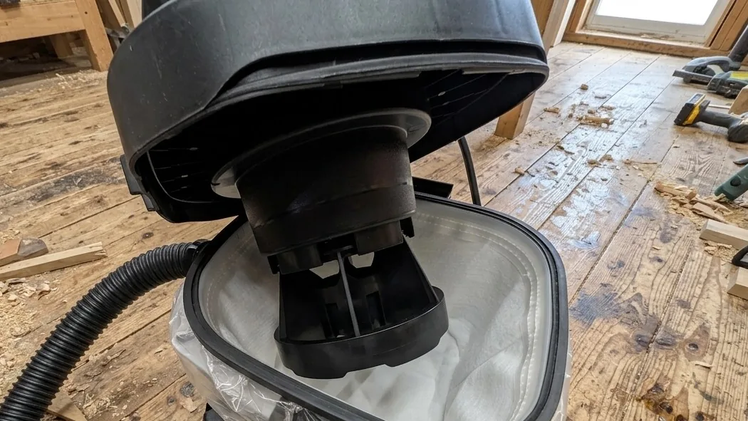 筆者所有の集じん機を開き、タンク内部とフィルター取付部を確認している写真