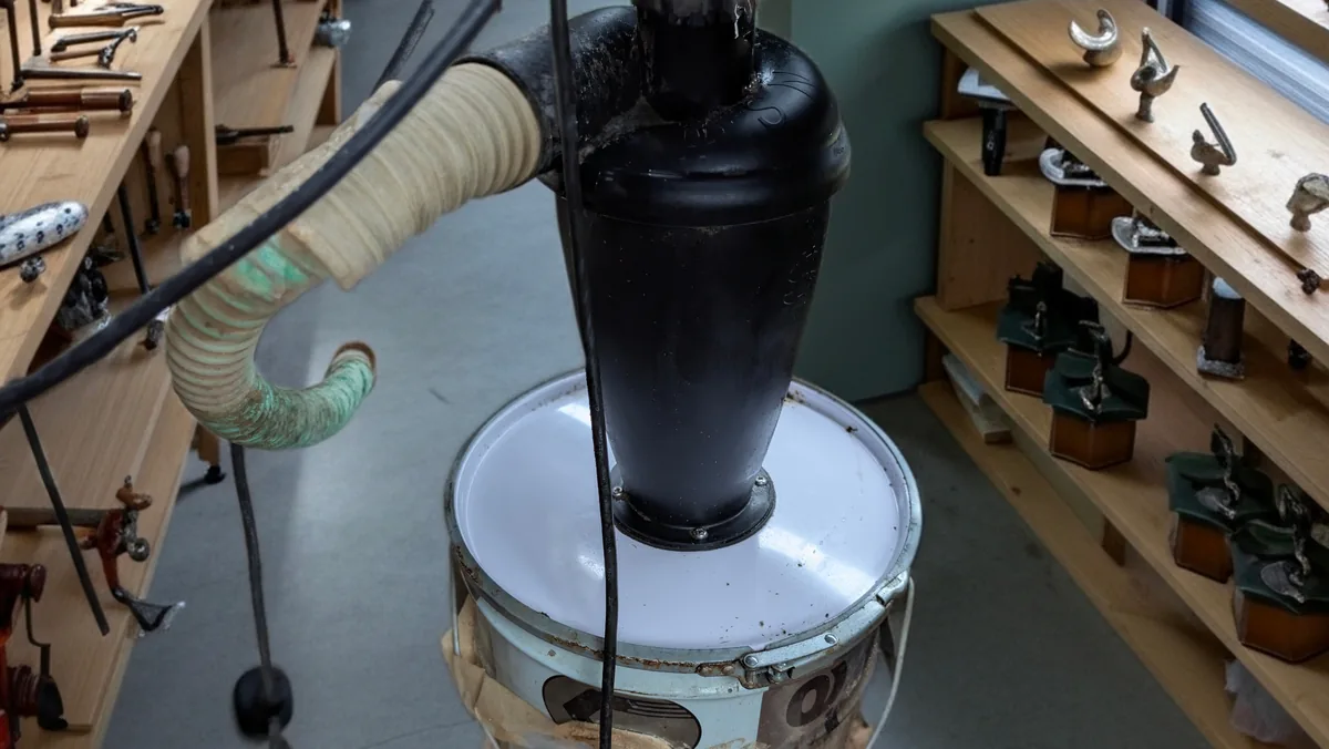 筆者が組み合わせた黒いサイクロン分離器、ペール缶、蛇腹ホース