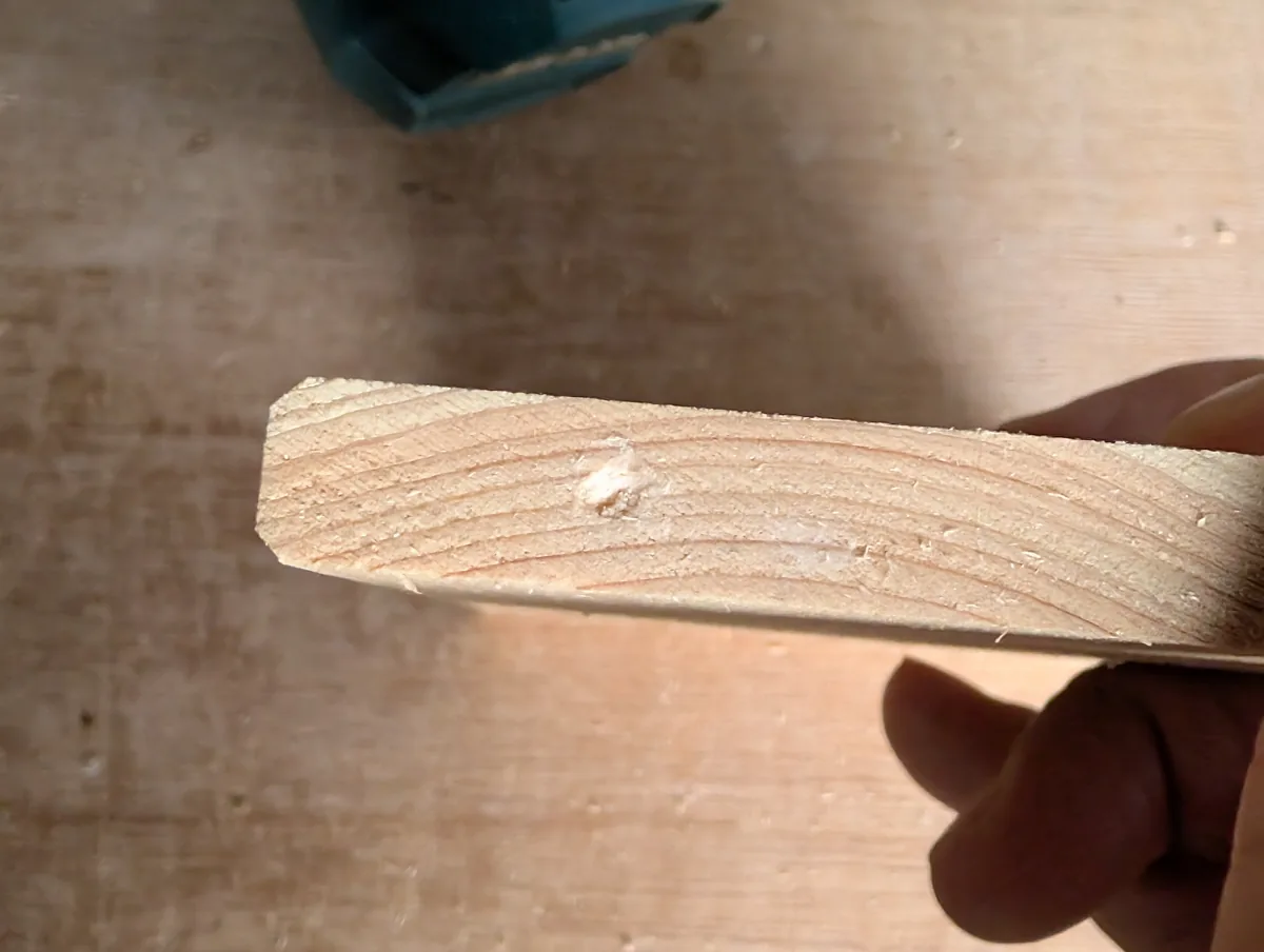 筆者が撮影した木片で穴を埋めた箇所
